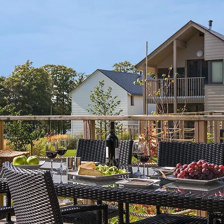Holiday Golden Lakes Village.9 *